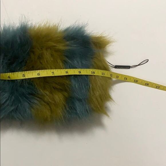 DO EVERYTHING IN LOVE FAUX‎ FUR BAG - Picture 6 of 7